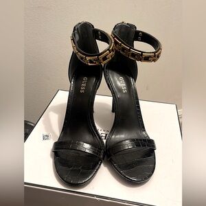 SOLD!!!      Guess sandals 👡